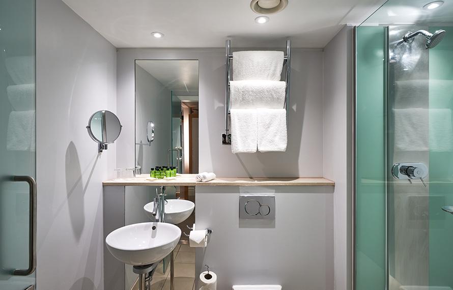 Standard double bathroom