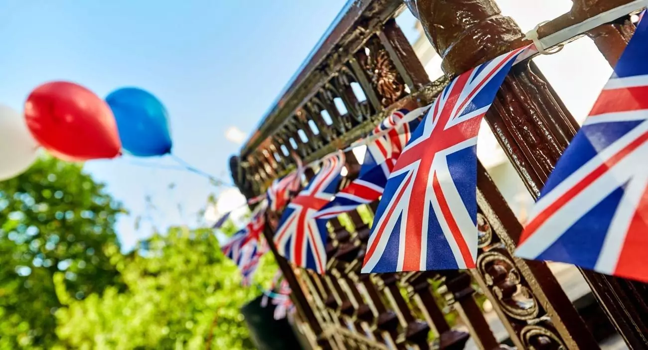 british-union-jack-bunting-flags-against-blue-sky-2_wide
