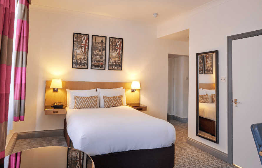 Standard Double Bedroom at Thistle Bloomsbury Park with a double bed