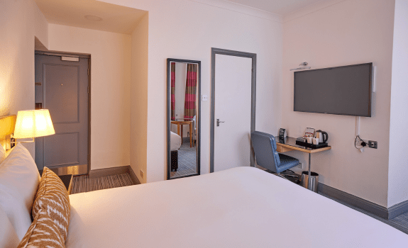 Double bed and view of bedroom in Thistle Bloomsbury Park