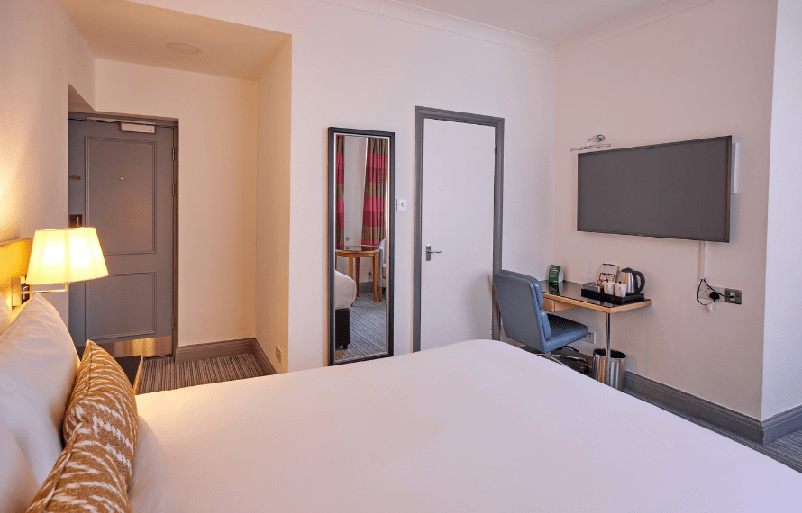 Double bed and view of bedroom in Thistle Bloomsbury Park