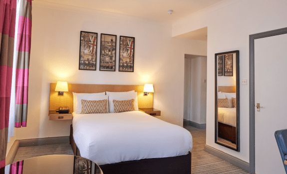 Standard Double Bedroom at Thistle Bloomsbury Park with a double bed
