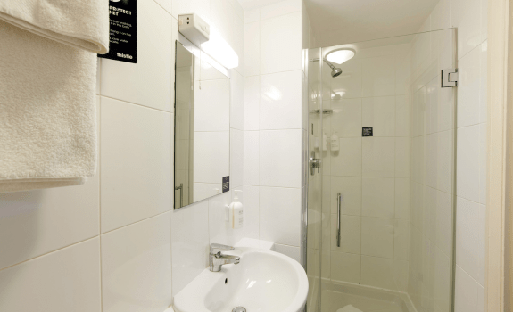 Standard single bedroom bathroom