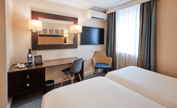 Heathrow deluxe twin room desk