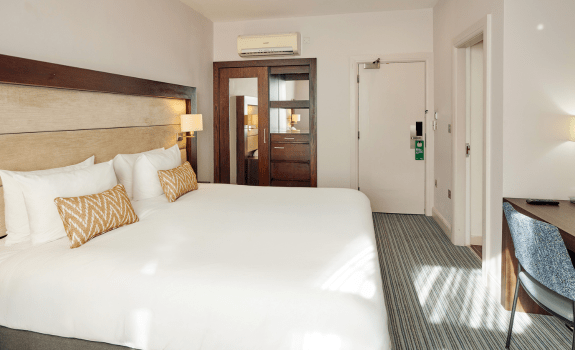 Kind bed and wardrobe