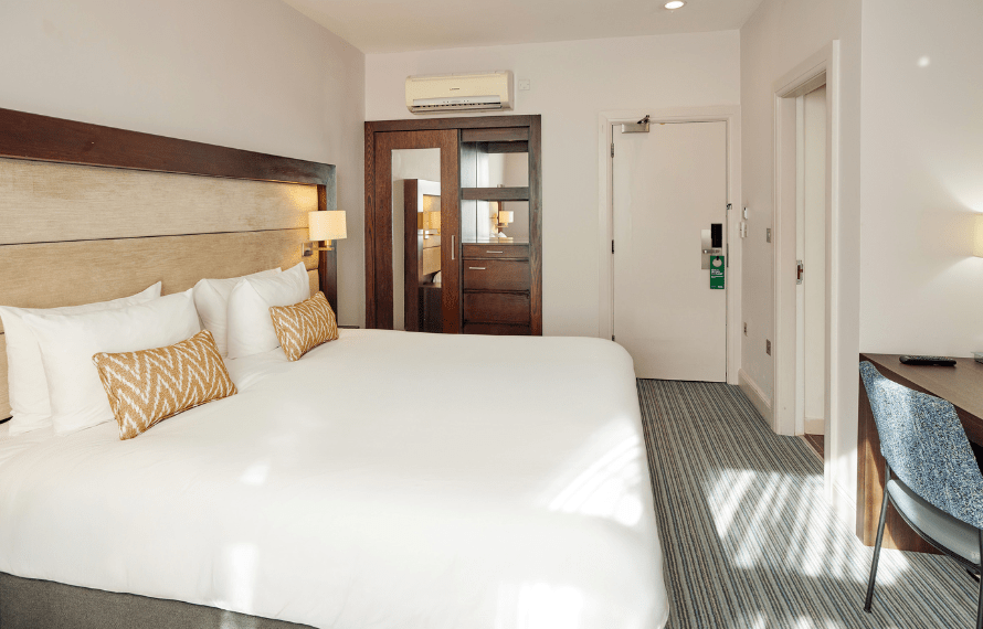 Kind bed and wardrobe