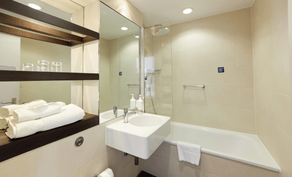 Deluxe king bedroom bathroom