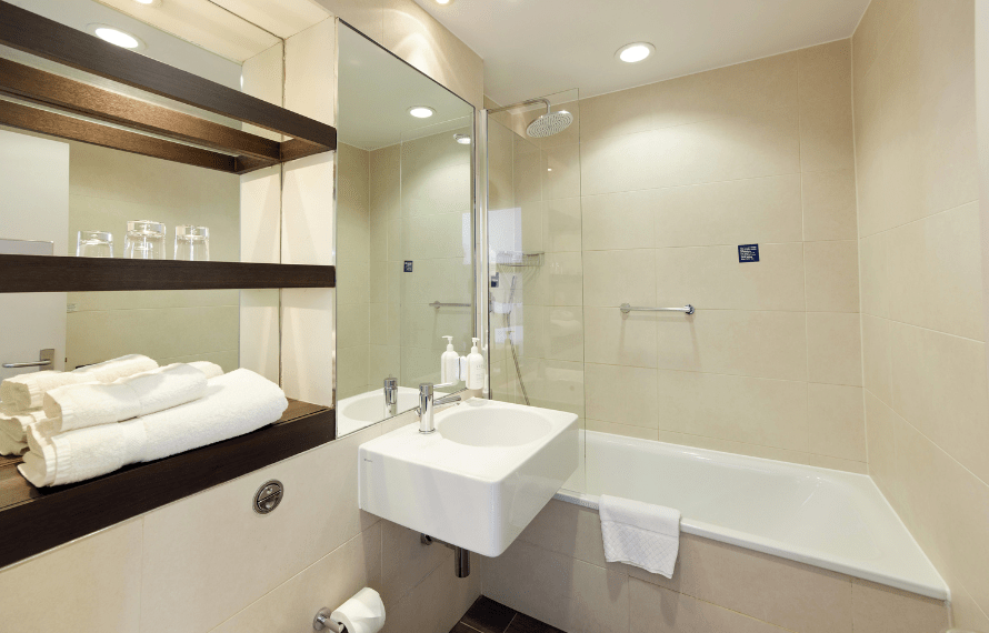 Deluxe king bedroom bathroom