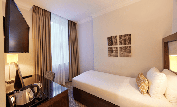 Dingle bed, desk area and TV