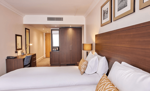 Standard twin room with wardrobe