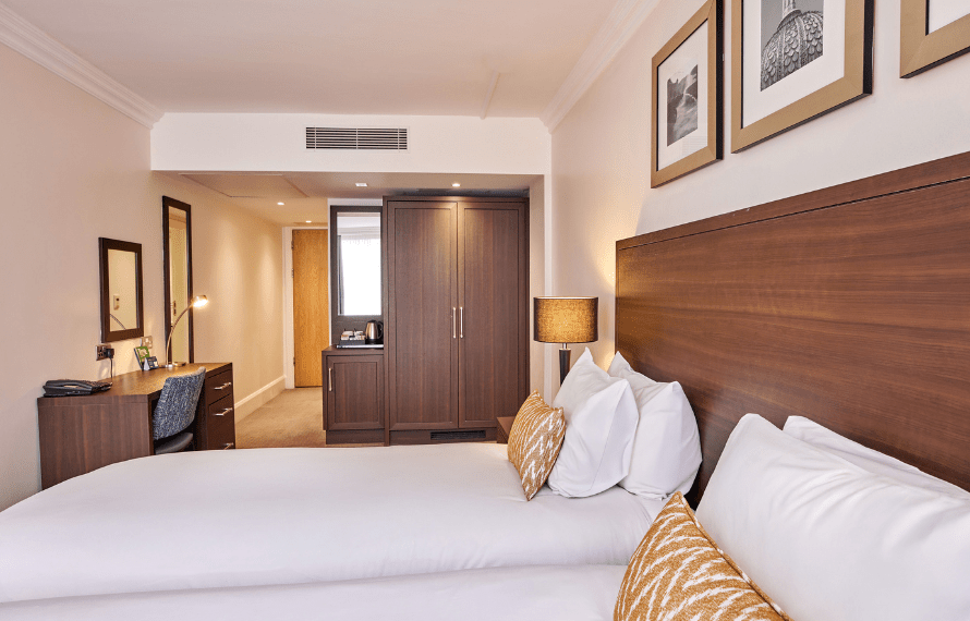 Standard twin room with wardrobe