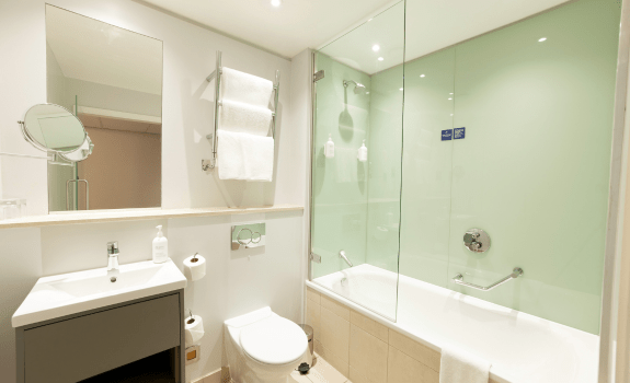 Standard twin bedroom bathroom
