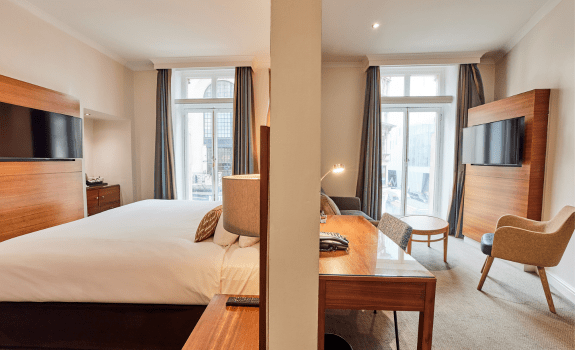 Bed, TV and desk in junior suite
