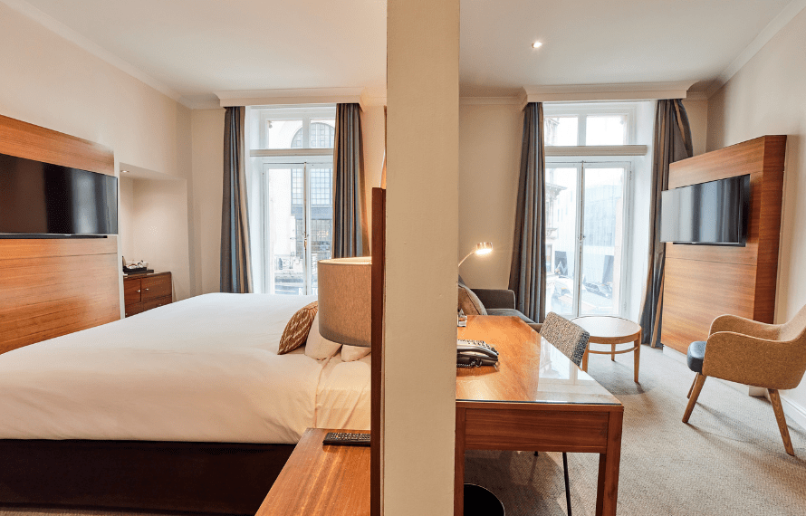 Bed, TV and desk in junior suite