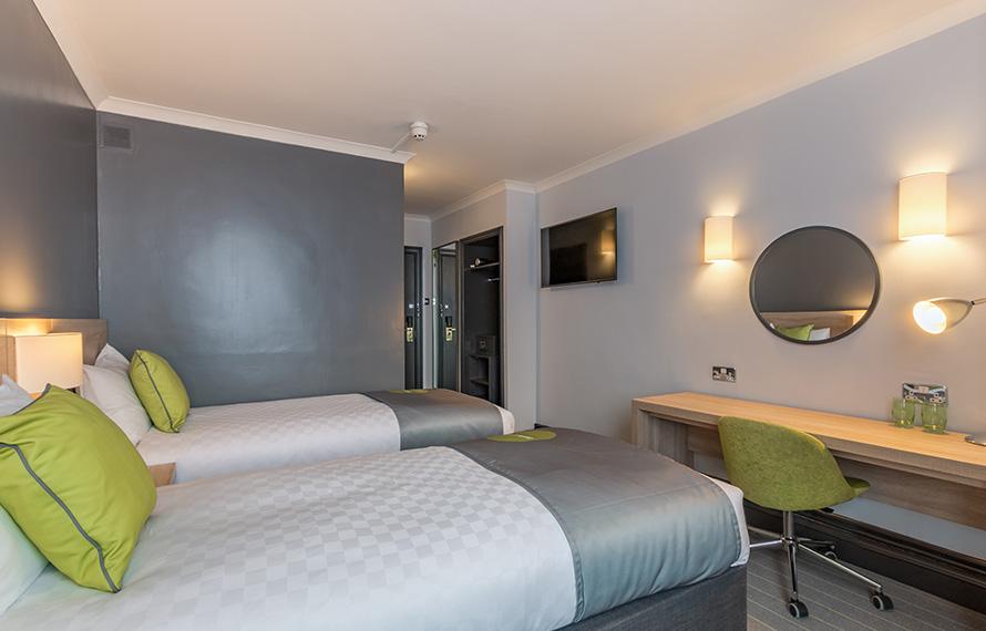 Express Twin Room Desk Area